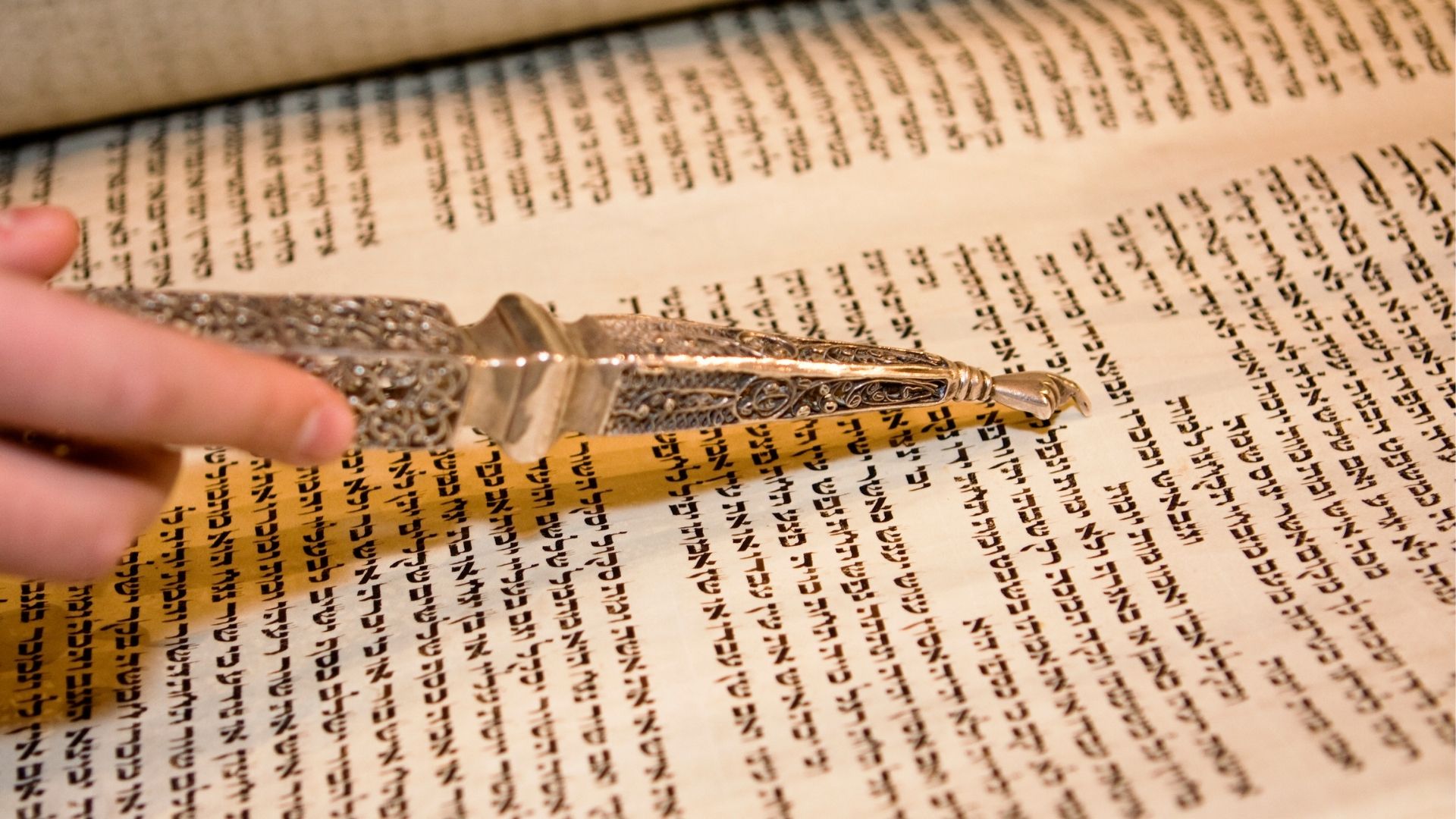 reading the torah with a pointer
